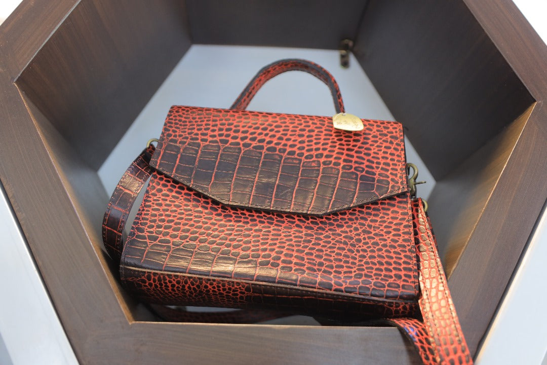 Red Crocodile-Pattern Leather Handbag – Bold & Elegant Design for Everyday Use